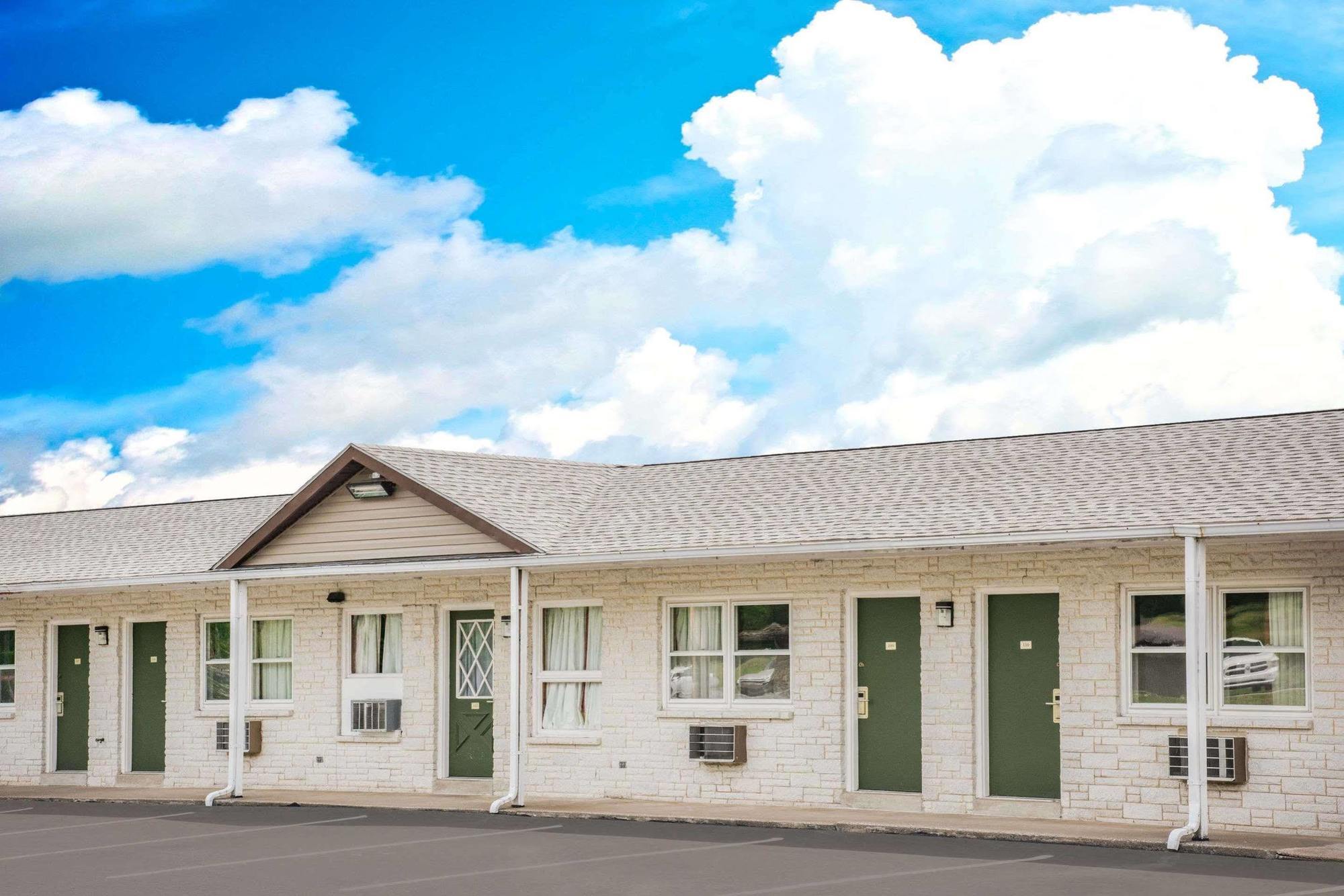 Knights Inn Pine Grove Pine Grove  Экстерьер фото